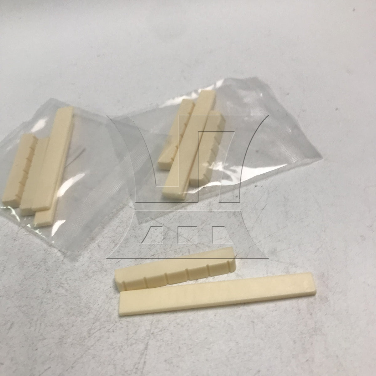 BQLZR ABS Classical Guitar Upper and Lower Nut and Saddle 5.2x0.6x0.9cm 8x0.3x1cm Beige for Guitar Feel Optimization